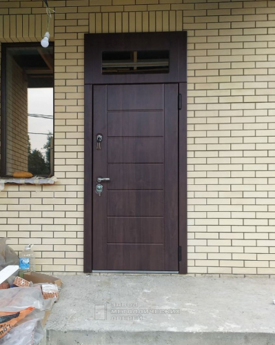Металлическая дверь с верхней фрамугой для загородного дома №69