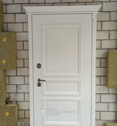Светлая стальная дверь с отделкой МДФ и багетом №82