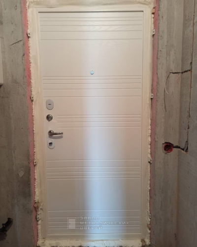 Белая входная дверь с накладками из МДФ панелей №80